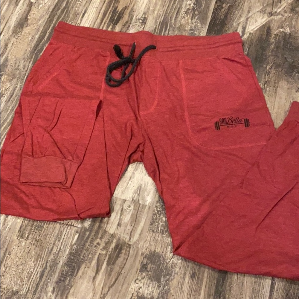 XL Barbella Box red joggers